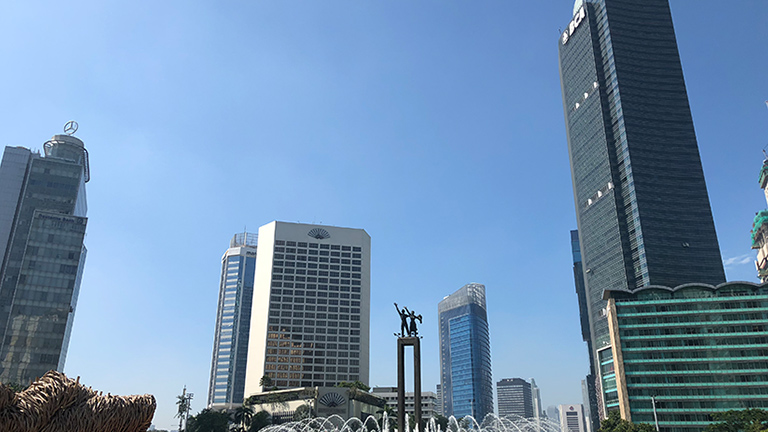 首都ジャカルタの中心地。右端に見える高層ビルにインドネシア三井物産株式会社と当社ジャカルタ事務所が入居している 首都ジャカルタの中心地。右端に見える高層ビルにインドネシア三井物産株式会社と当社ジャカルタ事務所が入居している